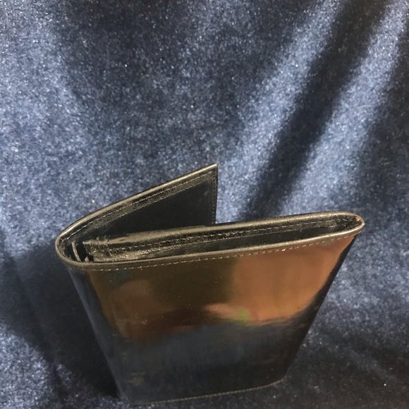 AUTHENTIC CHANEL PATENT LEATHER WALLET - Picture 4 of 7